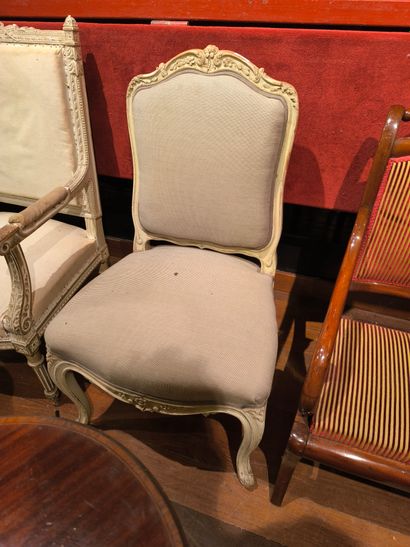 Paire de chaises à la Reine, en bois mouluré...