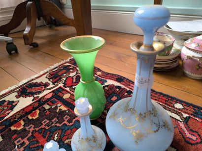 Verre d'eau en opaline bleu comprenant carafe,...