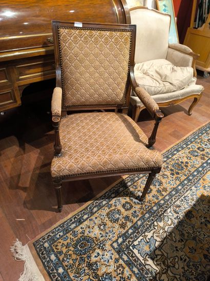 Fauteuil à dossier plat, en bois relaqué...