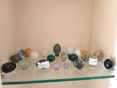 Lot d'œufs en pierre dures diverses ou verre...