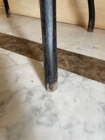 Guéridon à trois plateaux à décor marqueté...