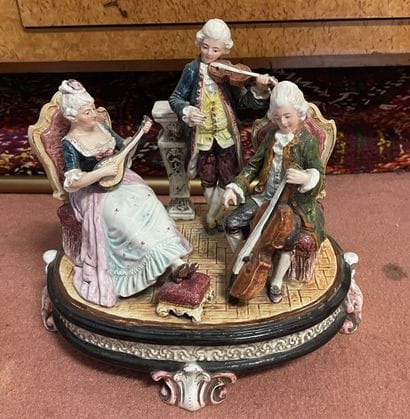 Groupe en barbotine polychrome figurant un...
