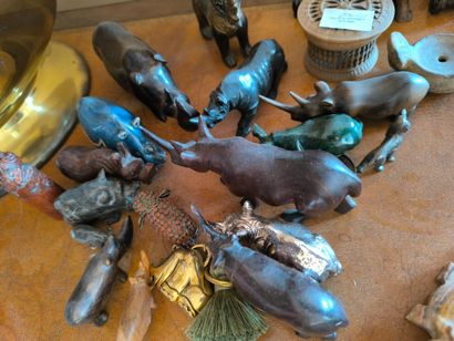 Lot d'animaux dont rhinocéros et tortues...