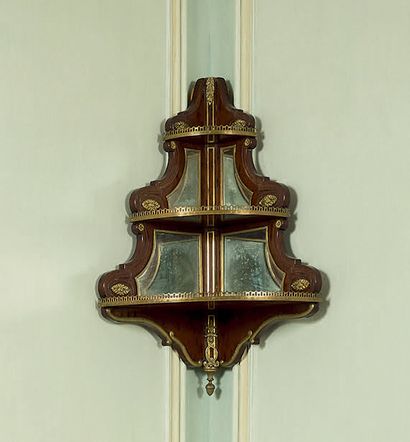 Paire d’étagères d’angle en acajou et placage...