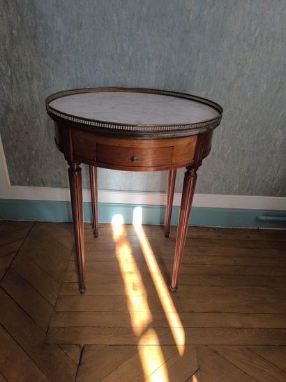 Table bouillotte de style Louis XVI, dessus...