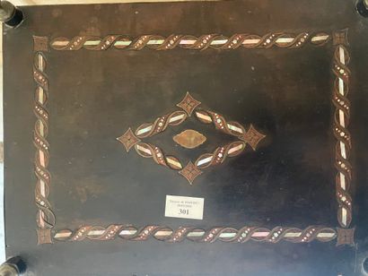 Guéridon à trois plateaux à décor marqueté...