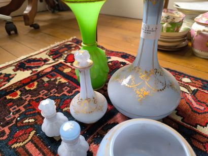 Verre d'eau en opaline bleu comprenant carafe,...