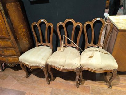Suite de sept chaises, le dossier ajouré...