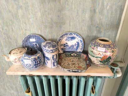 Lot de porcelaine Chine en blanc et bleu...