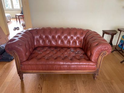 Canapé Chesterfield, montants en bois sculpté...