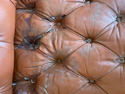 Canapé Chesterfield, montants en bois sculpté...