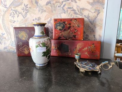 Trois boites laquées rouge. Vase en cloisonné,...