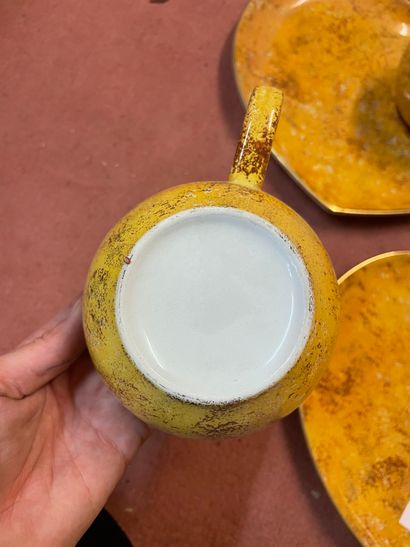 Paire de tasses et leur sous tasse en porcelaine...