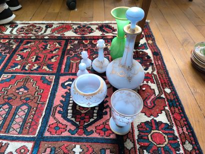 Verre d'eau en opaline bleu comprenant carafe,...