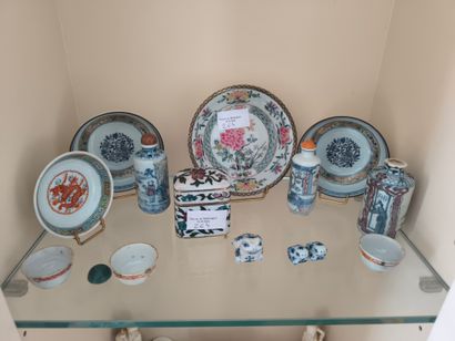 Lot de porcelaine, flacons, coupelles, tabatières,...