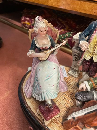 Groupe en barbotine polychrome figurant un...
