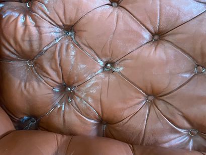 Canapé Chesterfield, montants en bois sculpté...