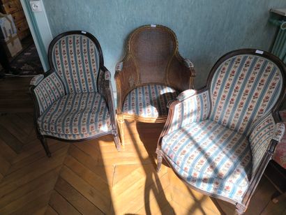 Paire de bergères médaillon de style Louis...