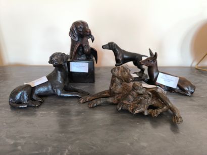 Lot de 5 groupes en bronze et divers. Chiens...