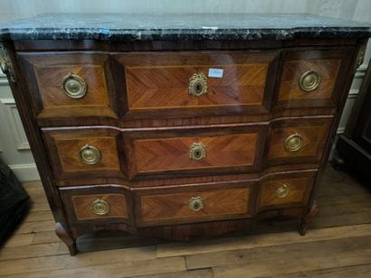 Commode à ressaut à trois tiroirs en placage....