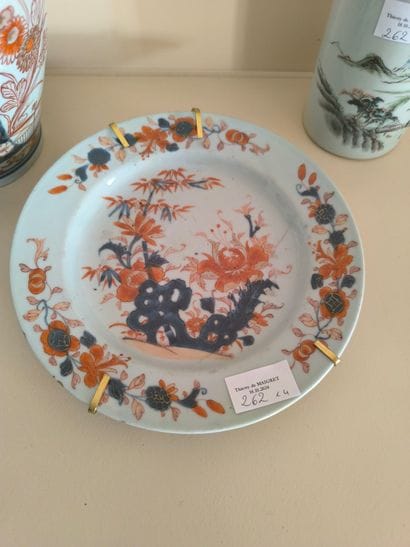 Potiche Imari. Deux assiettes Chine décor...