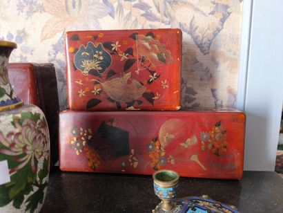 Trois boites laquées rouge. Vase en cloisonné,...