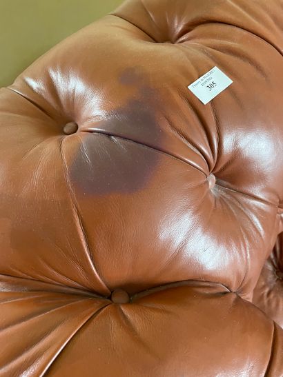 Canapé Chesterfield, montants en bois sculpté...