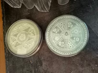 4 dessous de bouteille en verre montés argent...