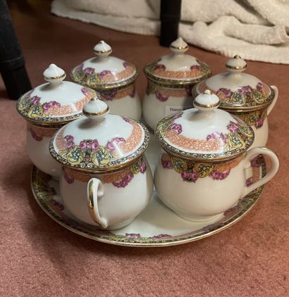 Six pots à crème et leur couvercle sur un...