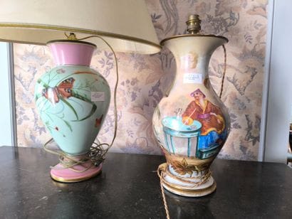 Deux pieds de lampes en porcelaine fond polychrome...