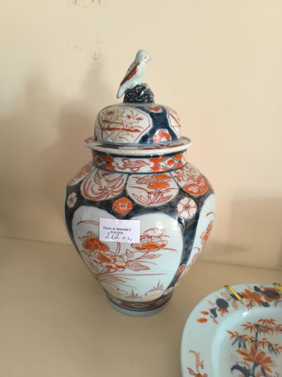 Potiche Imari. Deux assiettes Chine décor...