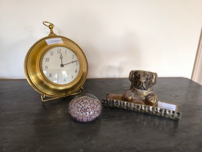 Lot comprenant horloge murale, repose stylo...