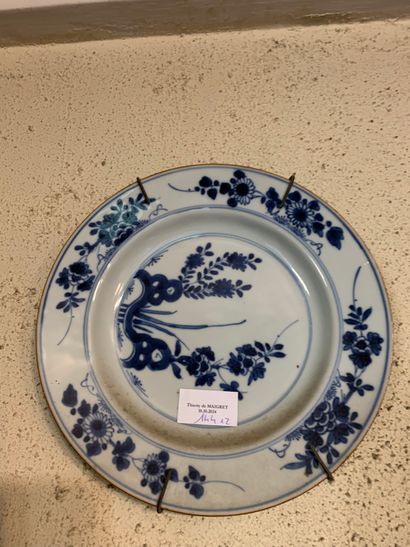 CHINE. Deux assiettes en porcelaine (ref...