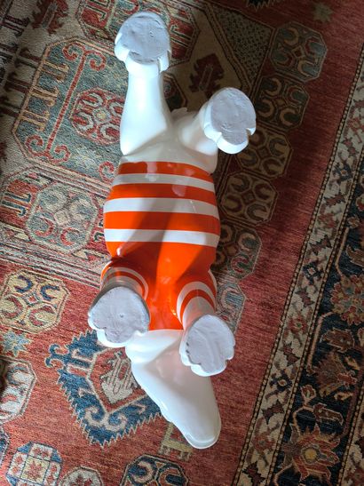 Rhinocéros en résine blanche et orange. Long.:...