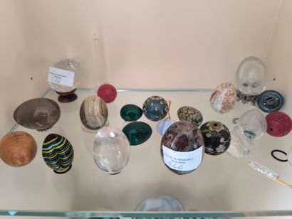 Lot d'œufs en pierre dures diverses ou verre...
