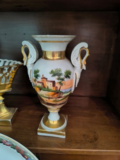 Paire de vases à col de cygne et coupe en...