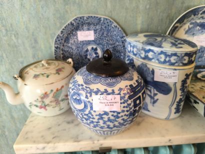 Lot de porcelaine Chine en blanc et bleu...