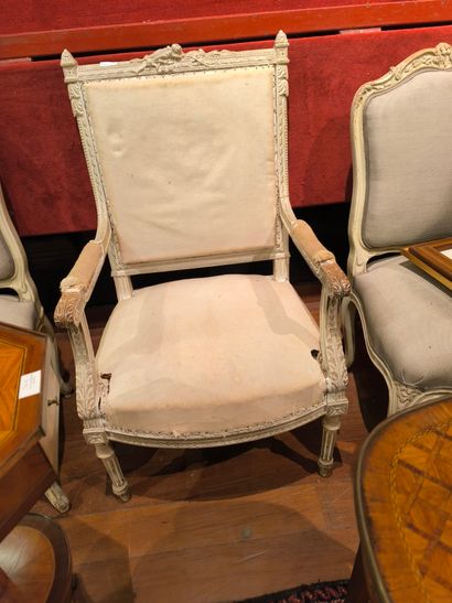 Fauteuil à dossier plat, en bois relaqué...