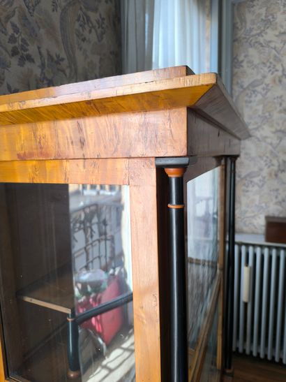 Vitrine façon bouleau de carélie à colonnes...