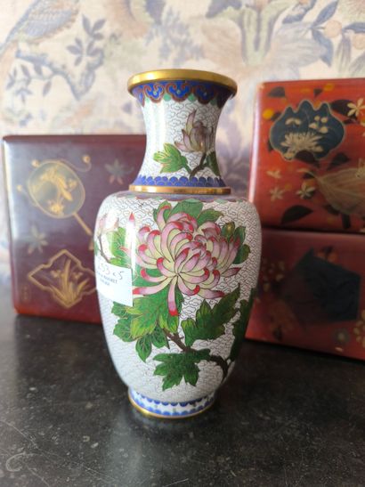 Trois boites laquées rouge. Vase en cloisonné,...