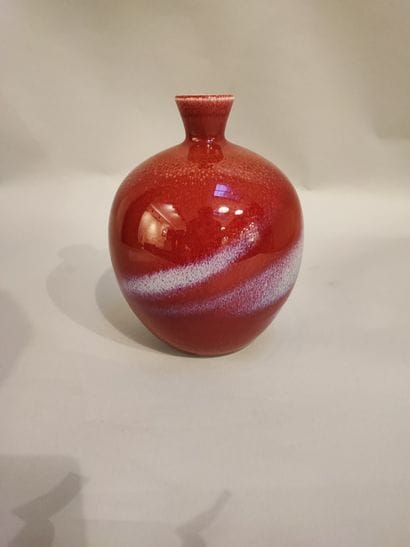 Chine ou Japon. Vase en porcelaine fond sang...