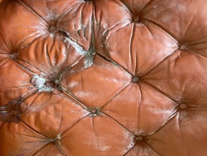 Canapé Chesterfield, montants en bois sculpté...