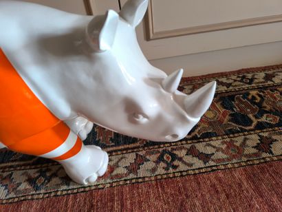 Rhinocéros en résine blanche et orange. Long.:...