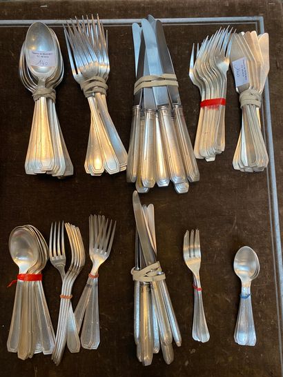 Ménagère en métal argenté, à pans coupés,...