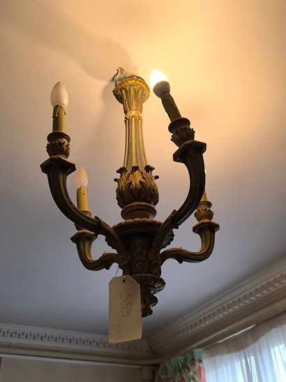Trois lustres à 4 et 5 lumières en bois laqué...