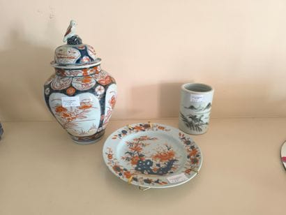 Potiche Imari. Deux assiettes Chine décor...
