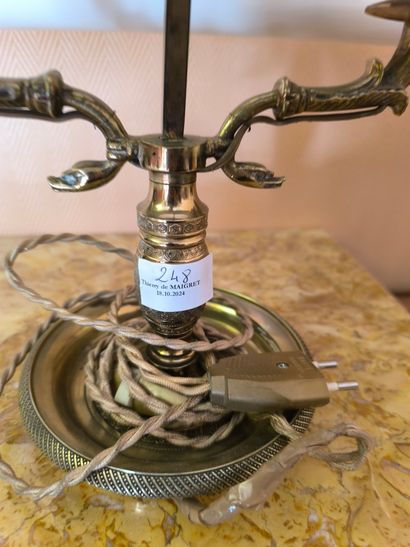 Lampe bouillotte à deux lumières décor tête...