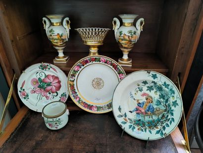 Paire de vases à col de cygne et coupe en...