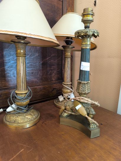 Paire de bougeoirs montés en lampe décor...