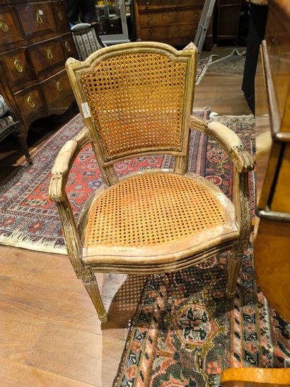 Fauteuil d'enfant en bois moulué et sculpté,...